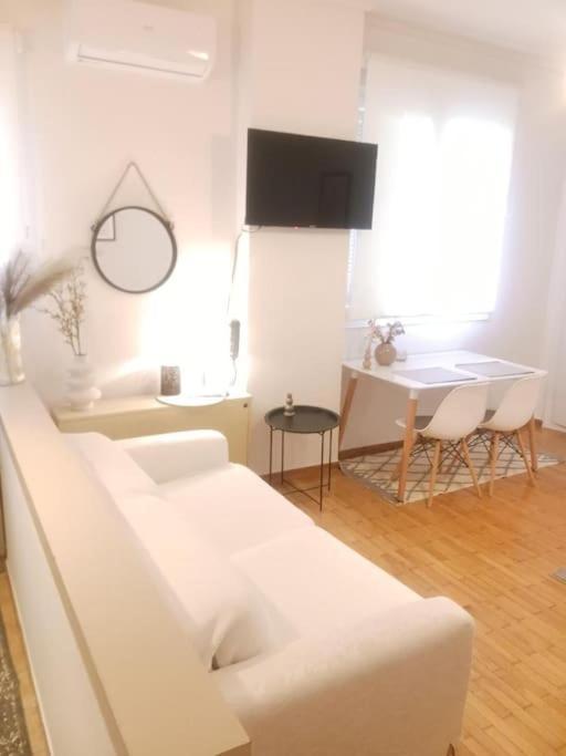 Beautiful Downtown Studio! Янина Екстериор снимка