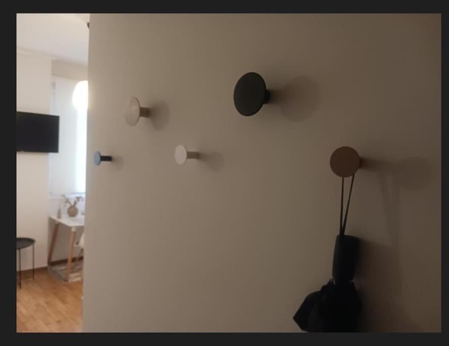 Beautiful Downtown Studio! Янина Екстериор снимка