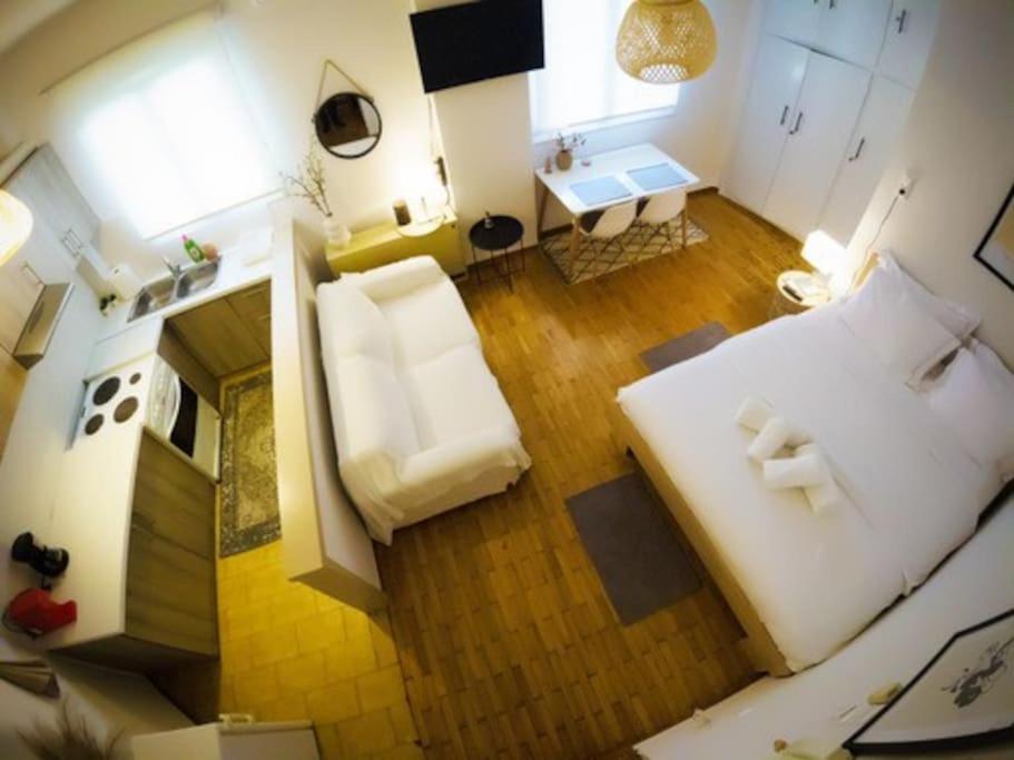 Beautiful Downtown Studio! Янина Екстериор снимка